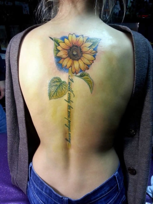 女生背部唯美的花朵纹身图2
