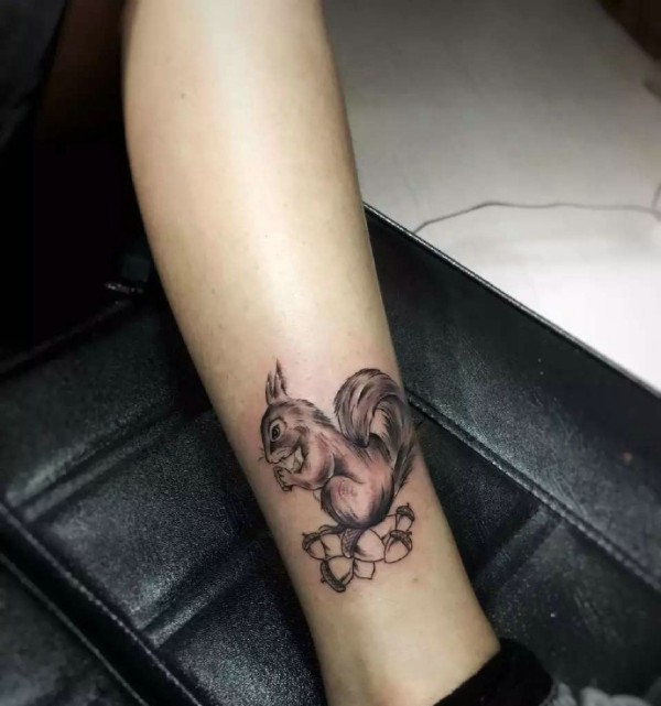脚腕上的情侣小松鼠纹身刺青