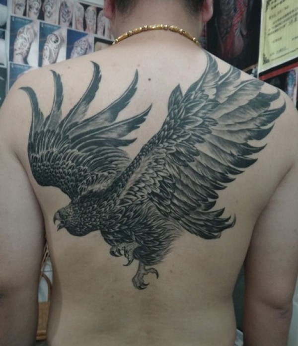 雄鹰展翅 男士背部帅气的老鹰纹身