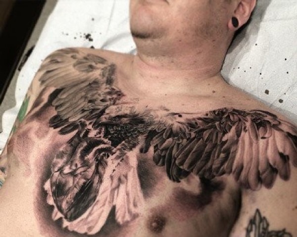 男士前胸部个性十足的翅膀纹身