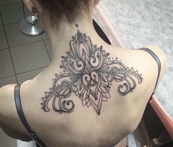 适合女生的颈部黑灰梵花纹身刺青