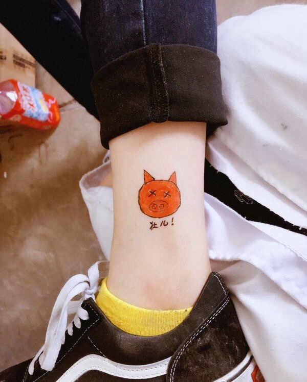 裸脚萌萌哒小猪纹身刺青十分可爱