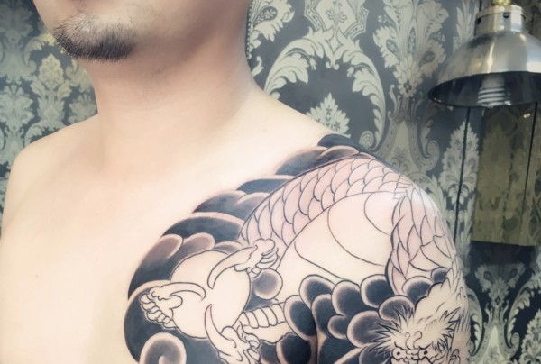 超级霸气的半甲黑白邪龙纹身图片