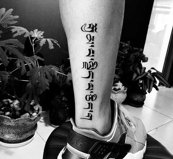 小腿外侧简单个性的梵文纹身图片