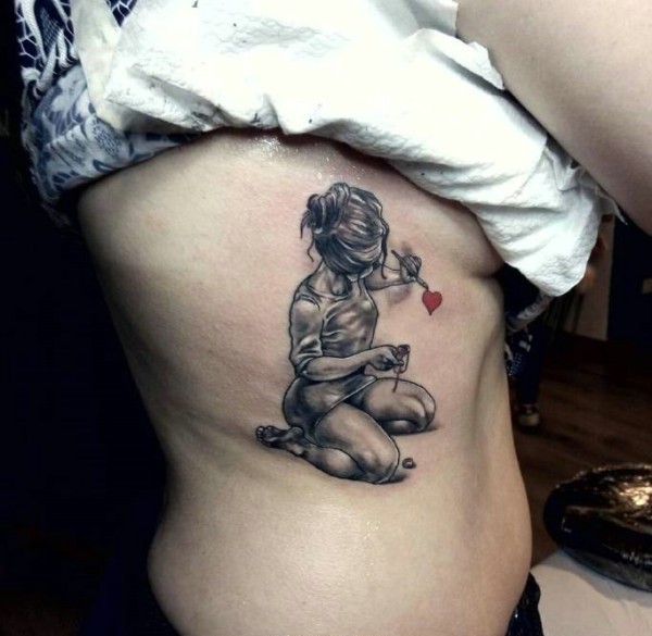 女生侧腰部的一枚女性纹身图片