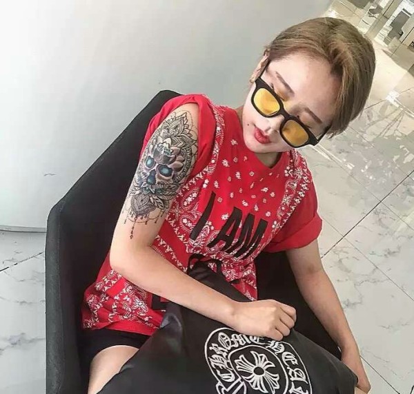 红衣女孩的手臂个性图腾纹身图片