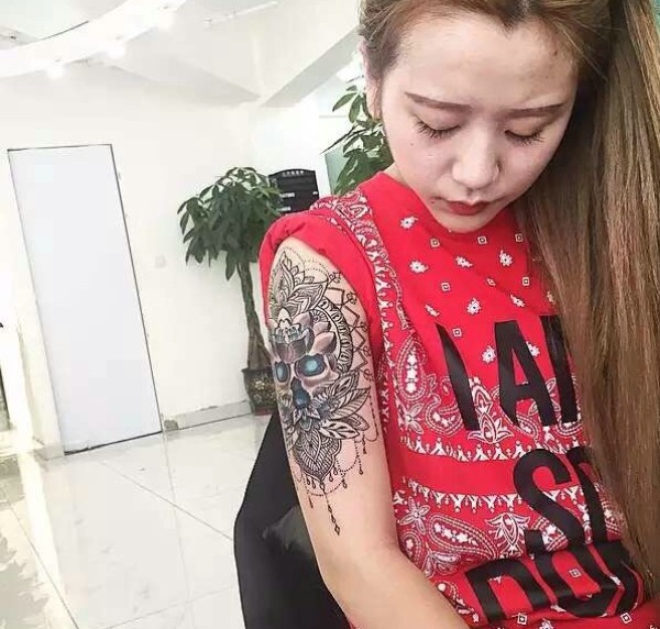 红衣女孩的手臂个性图腾纹身图片