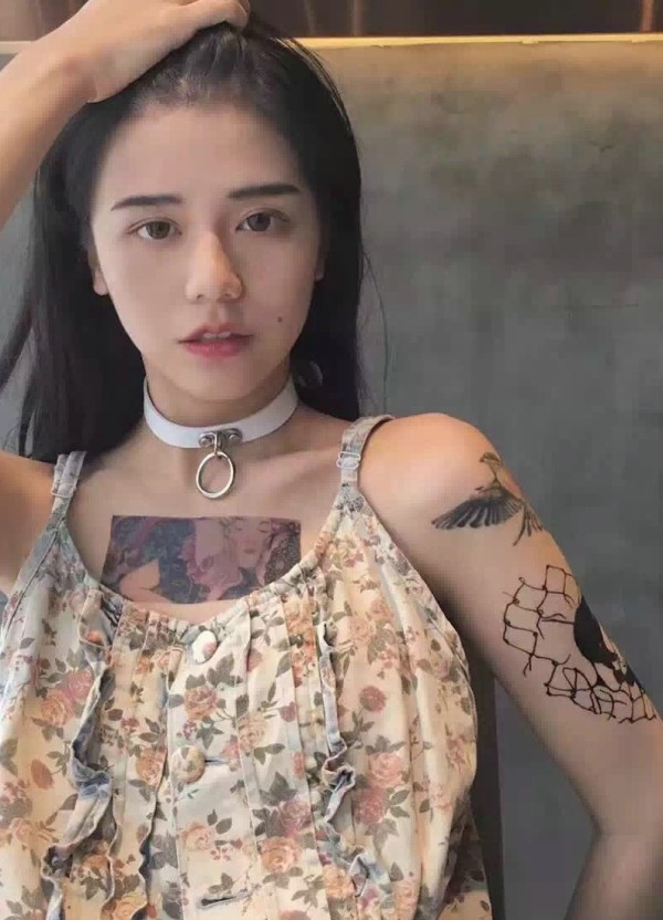 90后女生有着美妙的图腾纹身刺青