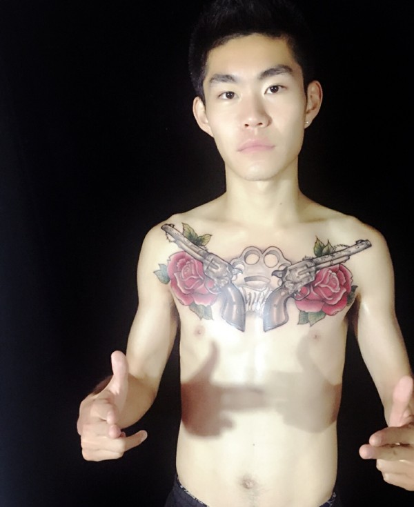 男士胸前两只水枪花朵纹身图片