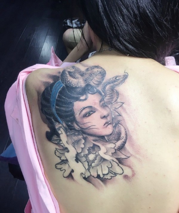 女生背部一枚忧伤的美女肖像纹身刺青