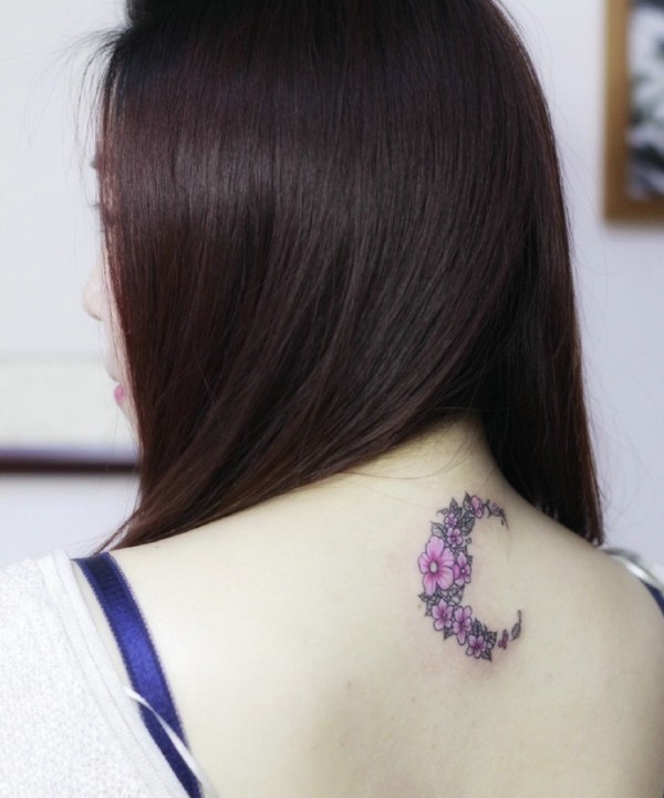 女生后背小清新月亮型花环纹身图片