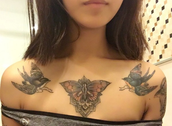 个性精美的锁骨两边小燕子纹身图片