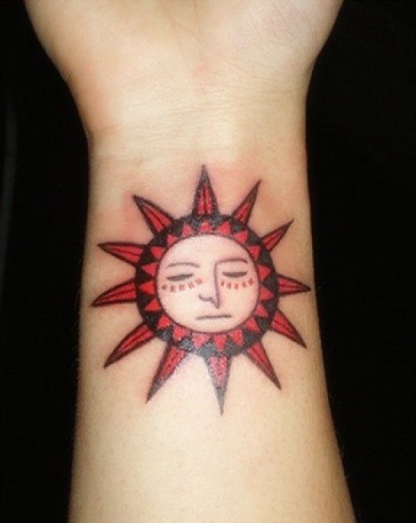 女性手腕太阳图腾纹身