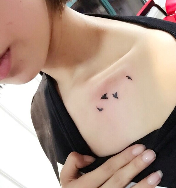 锁骨下的小清新小鸟纹身图片