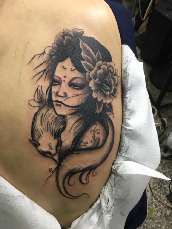 后背美女花妓纹身图片很诱人