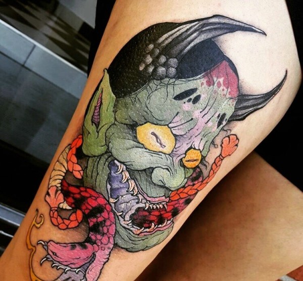 大腿处重口味日式彩色般若纹身图片