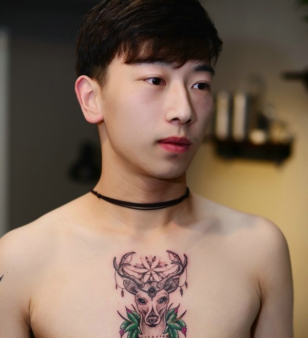 潮男胸前一只小鹿纹身图片帅气十足