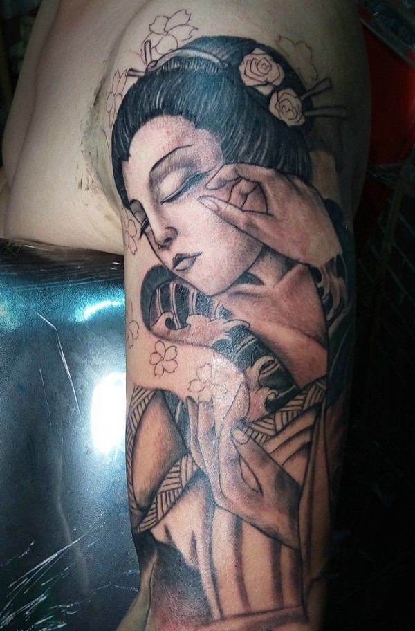 手臂一枚精致的花妓纹身图片