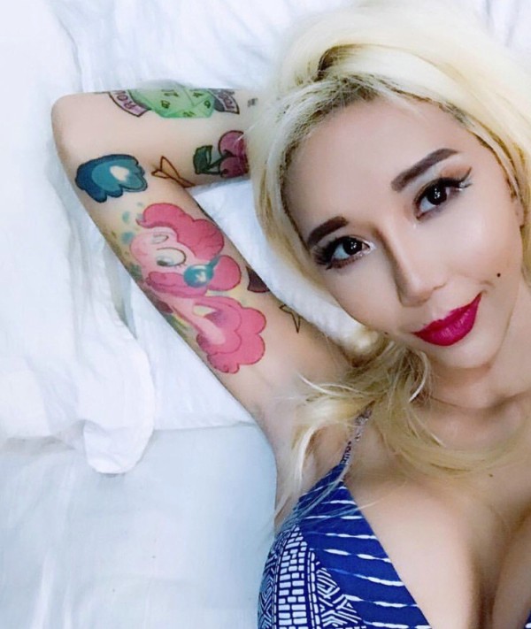 白发女孩花臂纹身图片时尚妩媚