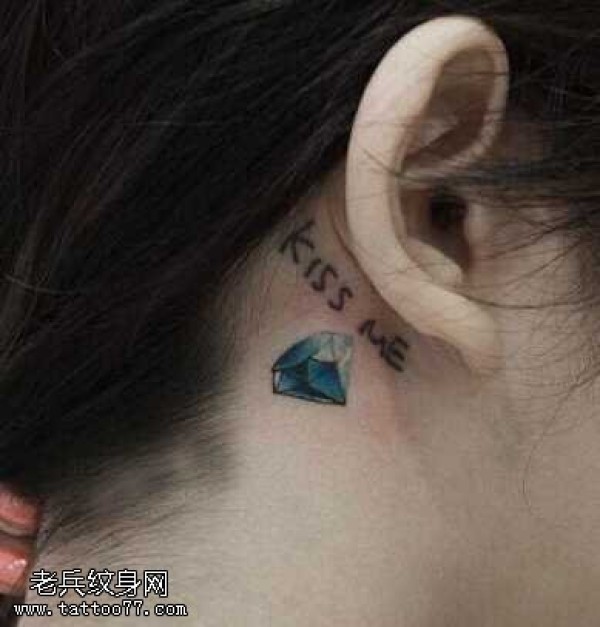 耳部钻石纹身图片