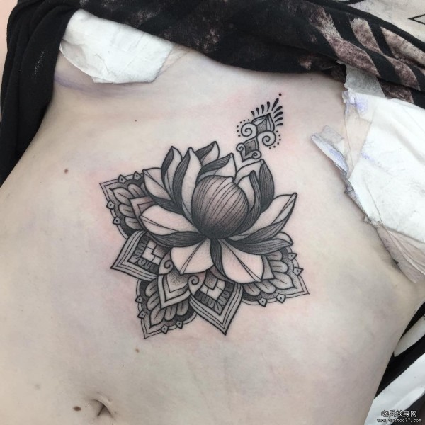 女性胸部莲花梵花黑灰纹身tattoo图案