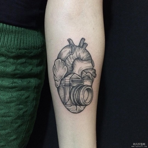 小臂黑灰心脏相机纹身tattoo图案