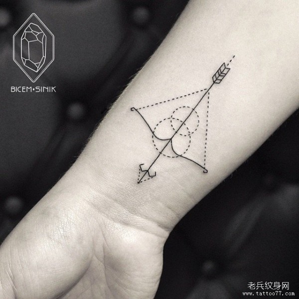 手腕几何弓箭小清新tattoo纹身图片