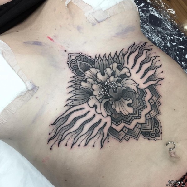 胸部性感菊花梵花黑灰纹身tattoo图案