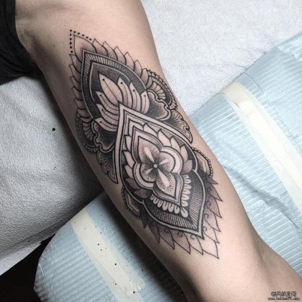 大臂梵花黑灰点刺纹身tattoo图案