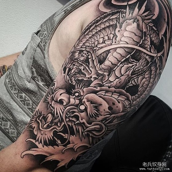 大臂传统黑灰龙tattoo纹身图片