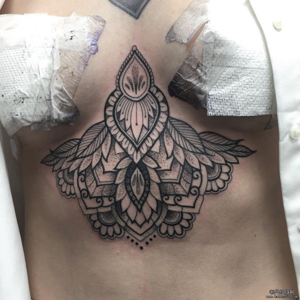 胸部梵花点刺性感tattoo纹身图片