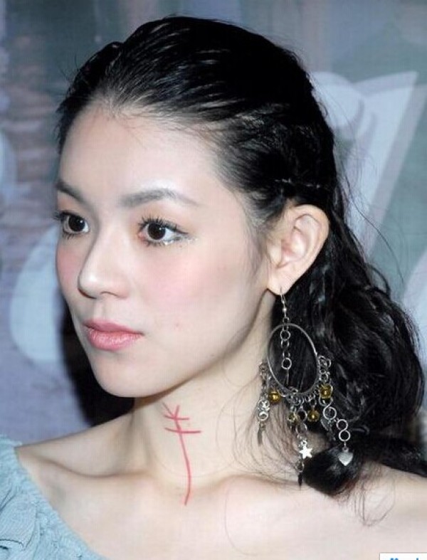 摄人心魄的脖子刺青女子欧阳靖