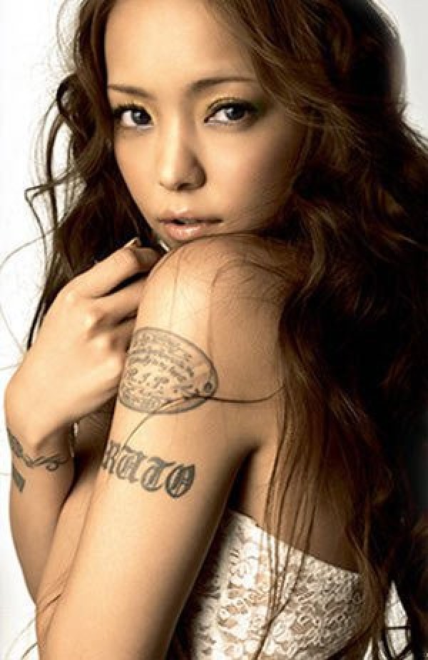 日本明星安室奈美惠手臂刺青图片