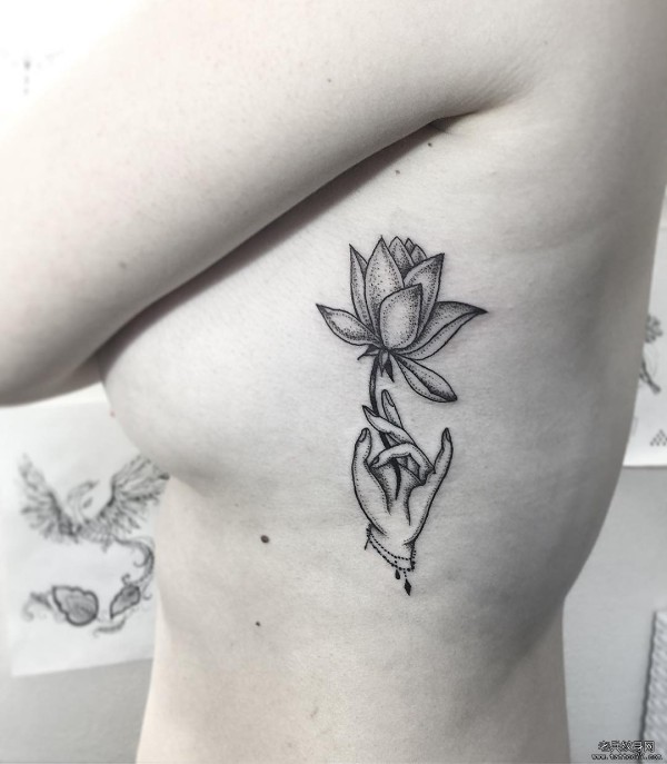 女生侧腰佛手持莲花tattoo纹身图片