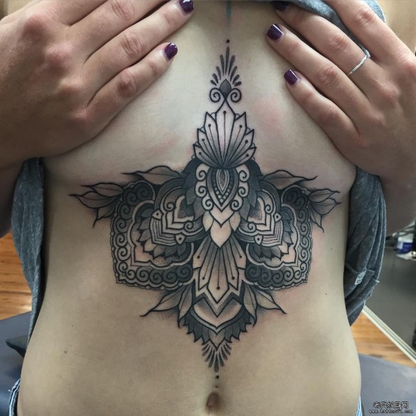 女生胸部黑灰性感梵花纹身tattoo图案