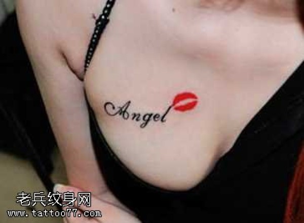 女生胸部英文唇印纹身图片