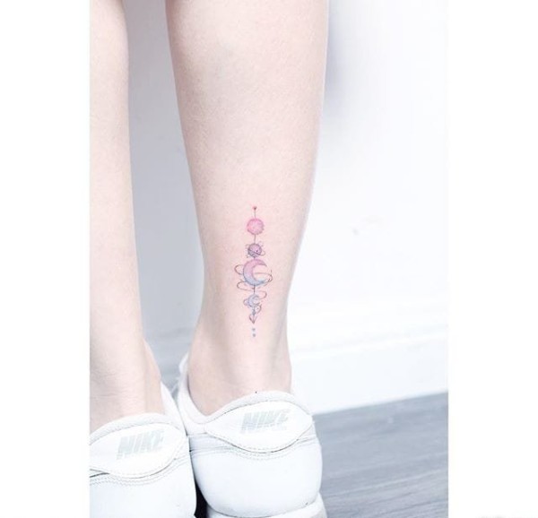女生小清新微小的星球纹身图片