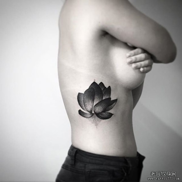 侧腰莲花点刺纹身tattoo图案