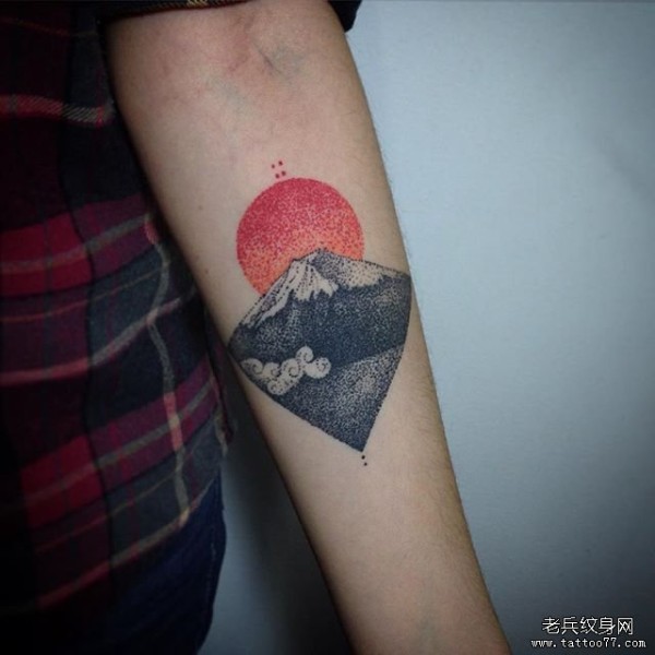 小臂点刺富士山太阳tattoo纹身图片