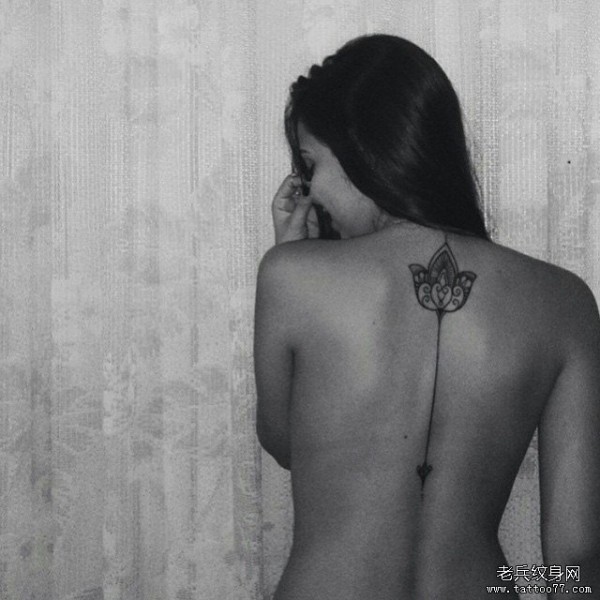 女性背部梵花性感tattoo纹身图片