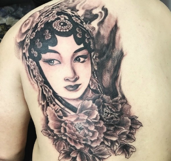 经典传统背部花旦纹身刺青