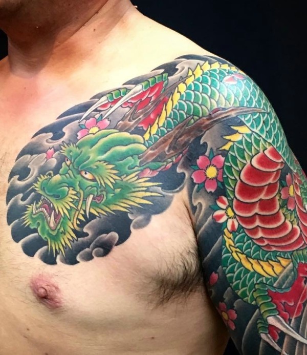 男生彩色半甲传统邪龙纹身图片