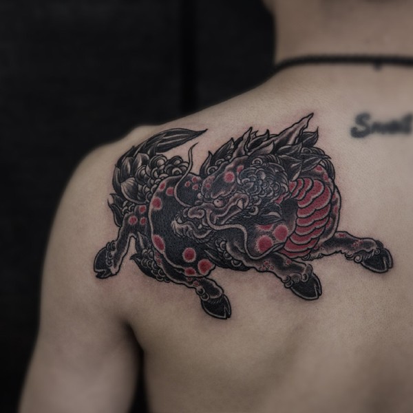吉祥瑞兽麒麟披肩纹身图片