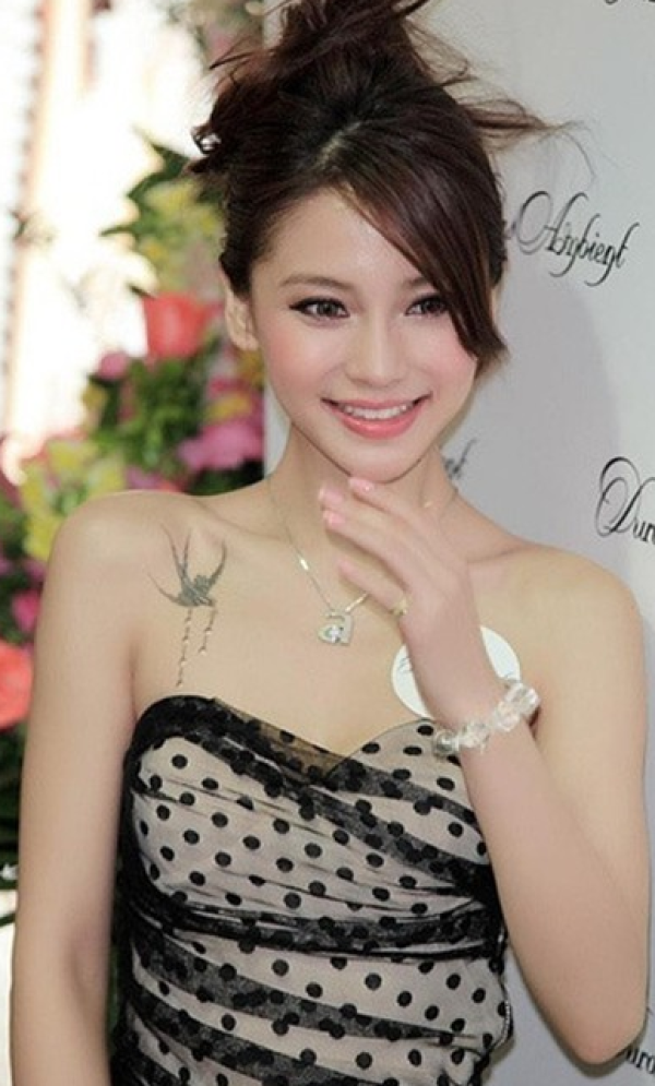 Angelababy个性经典锁骨纹身图片