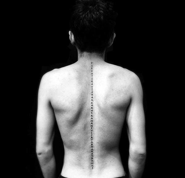 20款男性背部脊椎骨上的纹身图片欣赏