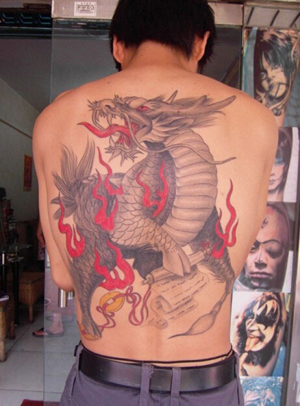 男孩背部浅色麒麟满背纹身图片