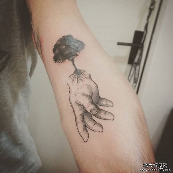 大臂手树纹身图片