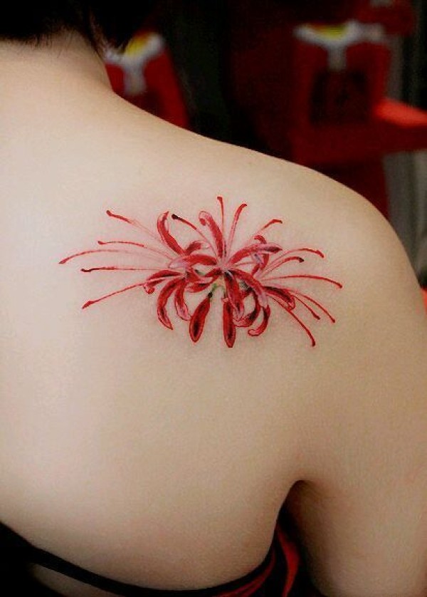 女性背部红色彼岸花纹身图片