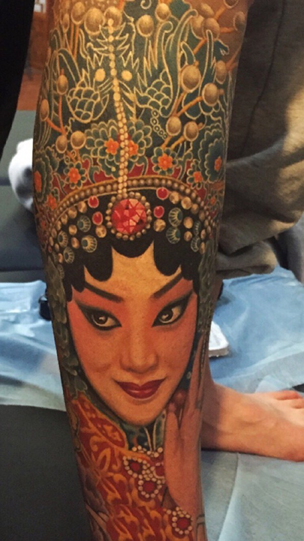 腿部笑靥如花的花旦彩绘纹身图片