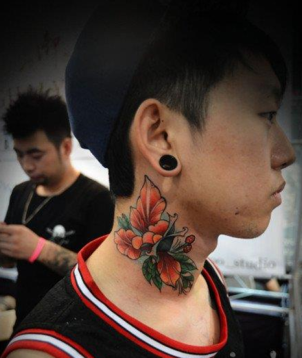 颈部彩色花蕊纹身图片